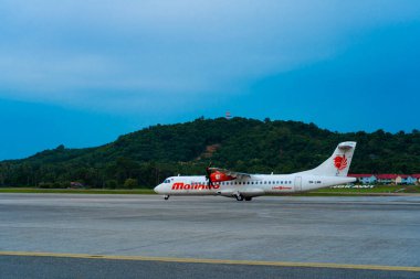 Halkla İlişkiler PDO güdümlü yolcu uçakları Langkawi adasındaki havaalanından kalkışa hazırlanıyor. Langkawi, Malezya - 07.18.2020