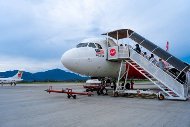 A322 Asya Havayolları yolcu uçağı yolcuları merdiveni. Langkawi adasındaki havaalanında. Langkawi, Malezya - 07.18.2020