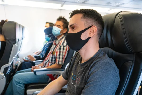 Flygpassagerare Bär Medicinska Masker Sina Ansikten Flygresor Coronaviruspandemin Flygbolagskrav — Stockfoto