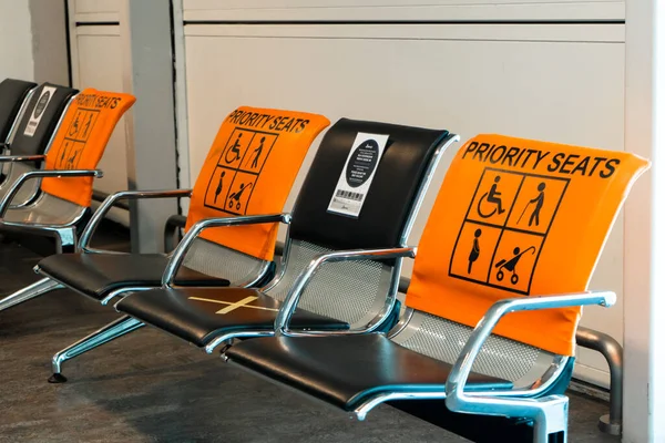 Lege Stoelen Voorrangsstoelen Wachtruimte Van Luchthavenpoort Sociale Afstand Stickers Die — Stockfoto