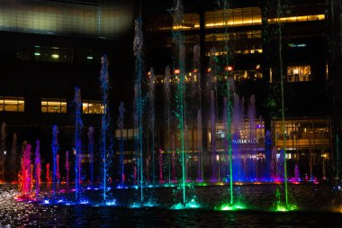 Dans eden çok renkli fıskiyelerin gece görüşü. Şarkı Söyleyen Çeşmeler Şovu. Kuala Lumpur / Malezya - 07.17.2020