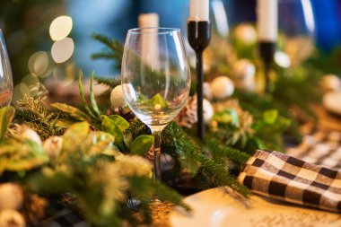 Şenlikli Noel masası Noel ağacı dalları, mumlar ve çelenklerle süslenmiştir. Sıcak ev Noel atmosferi