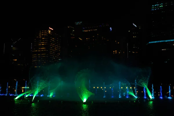 ダンスの夜景多色の噴水 歌の噴水のショー クアラルンプール マレーシア 2020 — ストック写真