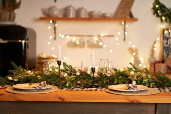 Mesa Natal Festiva Decora Com Ramos Uma Árvore Natal Velas — Fotografia de Stock