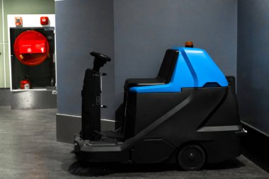 Büyük binalar için temizlik makinesi. Süpürme makinesine bin.