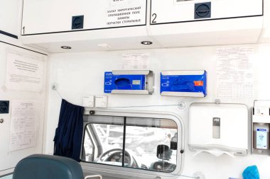 Ambulans içeride. Veteriner ambulansı ayrıntıları arabanın içinde. Dnipro / Ukrayna - 04.23.2019