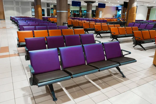 大流行病期间的国际机场空置 机场休息室的空座位排 — 图库照片
