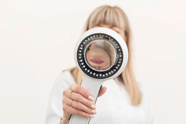 Porträt Eines Arztes Trichologen Dermatologen Beim Betrachten Eines Dermatoskops Konzentrieren — Stockfoto