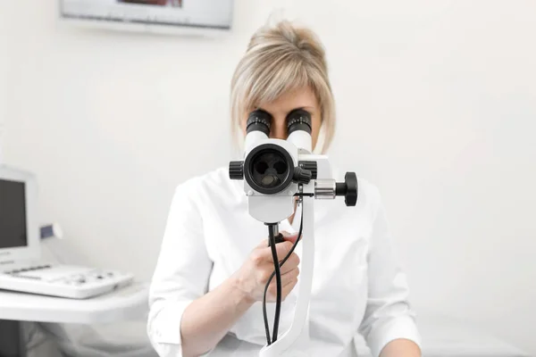 Female Blond Doctor Gynecologist Looks Colposcope Examination Gynecologist Female Health — Stock Photo, Image