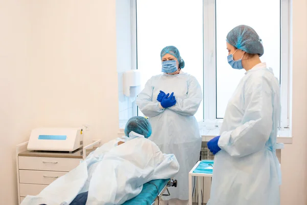 Paciente Encontra Uma Mesa Cirúrgica Antes Uma Operação Para Remover — Fotografia de Stock