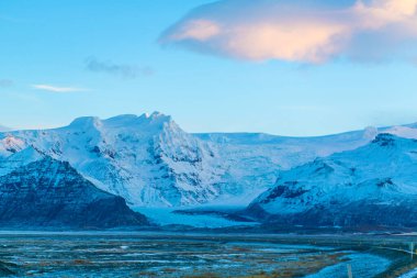 İzlanda 'nın kışın inanılmaz dağ manzarası. Karda dağlar. Geniş alanlar. Kış doğasının güzelliği.
