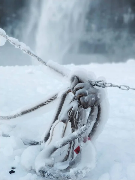 冬の冷凍ロープ 巨大なつららが閉じます — ストック写真