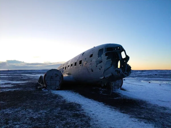 Destroços Avião Abandonado Numa Praia Oceano Negro Islândia Atrações Populares — Fotografia de Stock