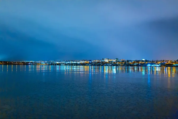 Foto Nocturna Playa Ciudad Reikiavik Luces Frente Mar —  Fotos de Stock