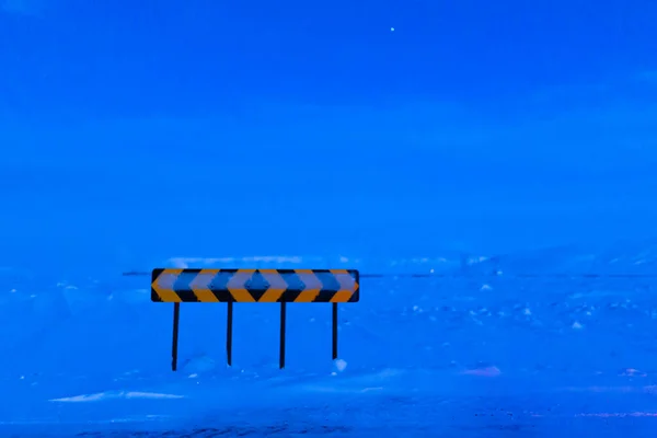 Kar Tıkanıklıklarının Arka Planında Yol Işareti Yan Çiziliyor — Stok fotoğraf