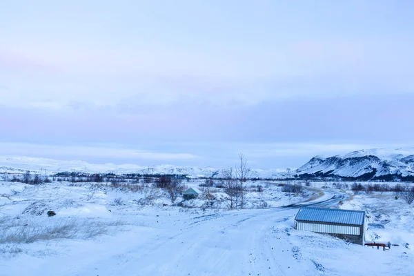 Paisagem Natural Inverno Uma Casa Meio Campo Nevado Islândia — Fotografia de Stock