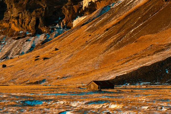 Одинокий Дом Подножия Гор Исландии Невероятные Пейзажи Природы Жизнь Социальной — стоковое фото
