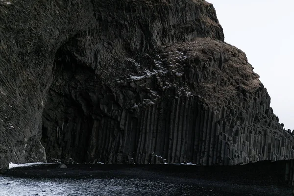 Roccia Pilastri Basalto Una Spiaggia Nera Islanda — Foto Stock