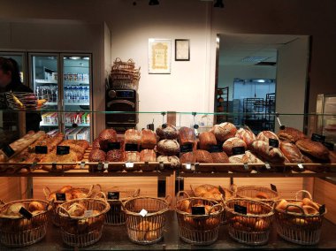 Taze hamur işleri ve fırın ürünleriyle tezgah. İzlanda - 01.17.2018