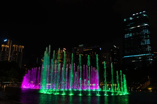 Nachtzicht Dansende Veelkleurige Fonteinen Show Van Zingende Fonteinen Kuala Lumpur — Stockfoto