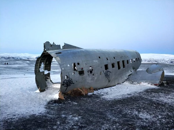 Het Wrak Van Een Verlaten Vliegtuig Een Zwart Oceaan Strand — Stockfoto