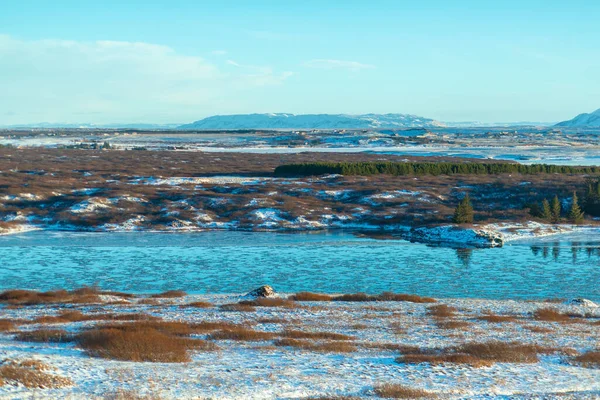 Floden Slätten Island Bankerna Täckta Med Snö Vinterlandskap Öppna Ytor — Stockfoto