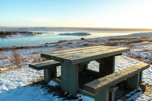 Uma Mesa Com Banco Para Descansar Coberto Neve Inverno Islândia — Fotografia de Stock