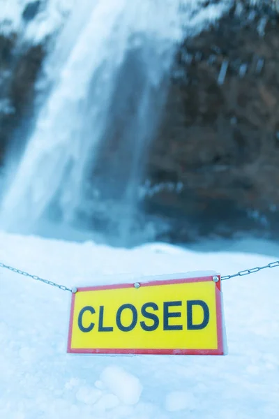 Placa Está Fechada Fundo Uma Cachoeira Neve Acesso Restrito Cachoeira — Fotografia de Stock