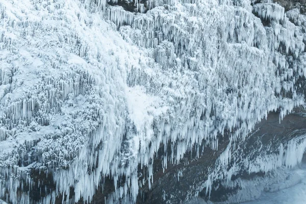 冬は氷で凍る山 地球の石は氷で覆われている — ストック写真