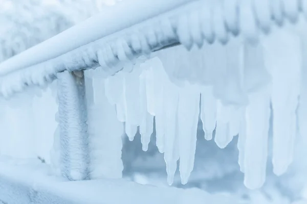 Cerca Congelada Inverno Icicles Enormes — Fotografia de Stock