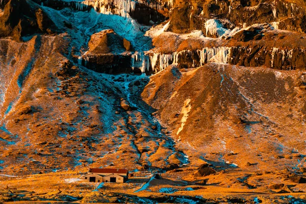 Una Casa Solitaria Piedi Delle Montagne Islanda Paesaggi Incredibili Della — Foto Stock