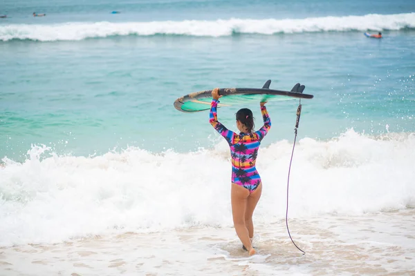Menina Magro Sexy Com Prancha Surf Praia Areia Tropical Estilo — Fotografia de Stock