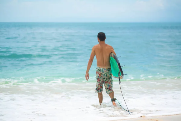 Surfista Surf Man Con Tavola Surf Piedi Sulla Spiaggia Tropicale — Foto Stock