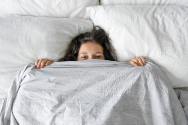 Kız sabahleyin yataktan kalkmak istemiyordu. Battaniyeye saklanmak. Yukarıdan bak. Yatakta pusu..