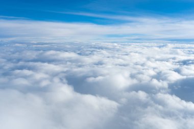 Kabarık bulutlar uçağın üst görüntüsü. Cennetlik manzara.