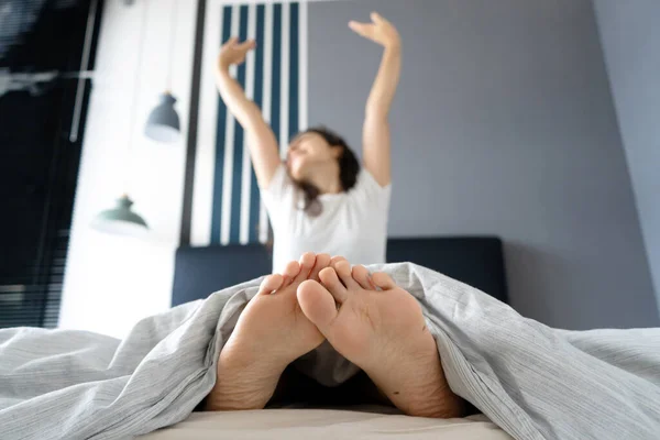 Gyönyörű Lány Felébred Hangulatban Egy Elegáns Lakásban Kilátás Lábból — Stock Fotó