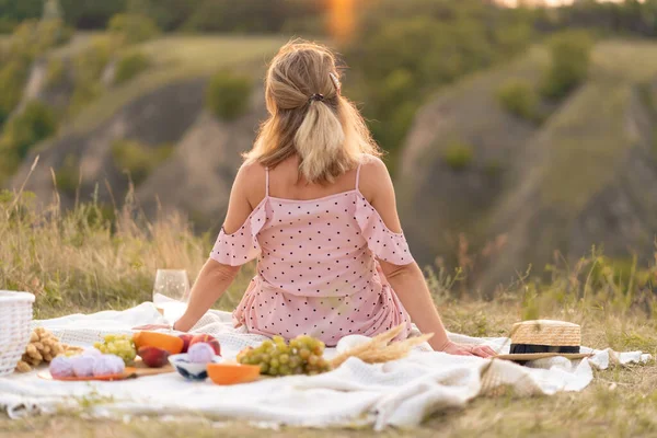 少女は暖かい夏の日にピクニックを楽しむ — ストック写真