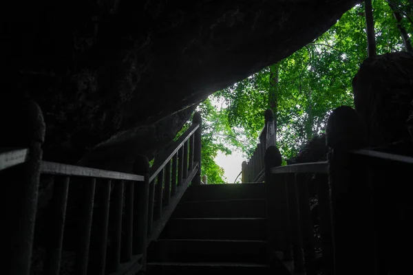 Caminhe Até Caverna Pedra Antiga Estalactites Caverna Estalagmites — Fotografia de Stock
