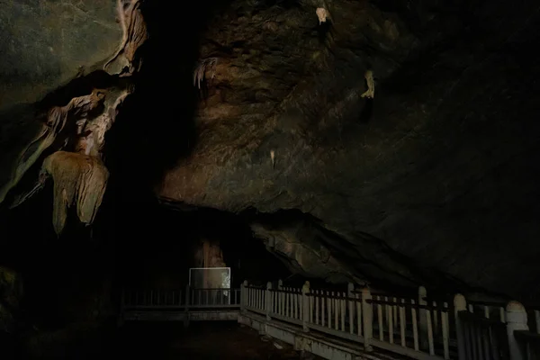 Escursione Alla Grotta Antiche Stalattiti Rupestri Stalagmiti — Foto Stock