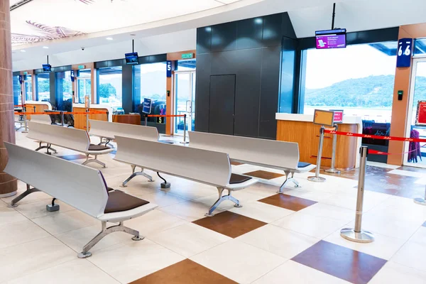 Lege Internationale Luchthaven Gebouw Tijdens Pandemie Lege Stoelenrijen Luchthavenlounge Langkawi — Stockfoto