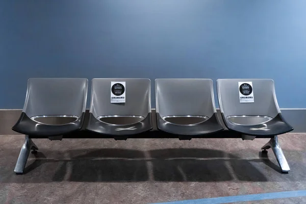 Edifício Aeroporto Internacional Vazio Durante Pandemia Filas Assentos Vazias Lounge — Fotografia de Stock