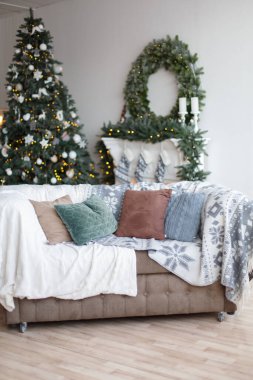 Küçük, rahat bir odanın modern noel dekoru..