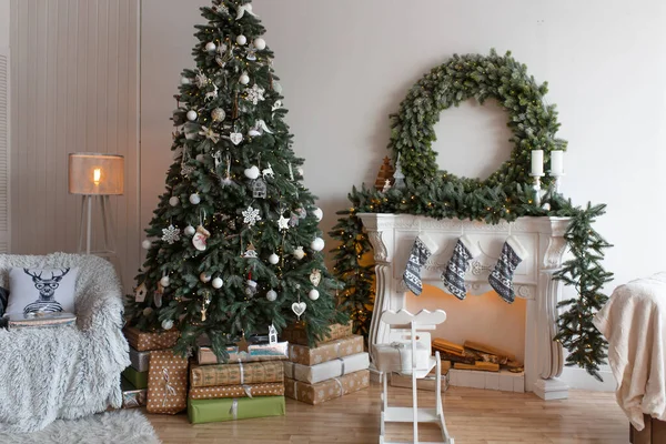 Elegante Decoração Moderna Natal Pequeno Quarto Acolhedor — Fotografia de Stock