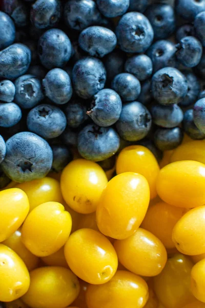 노란색과 파란색 열매의 혼합물이다 여름익은 과일이야 — 스톡 사진