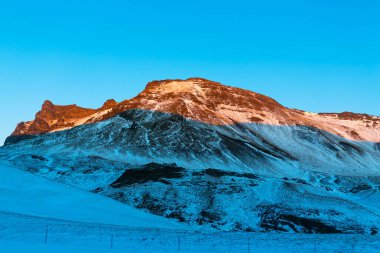 İzlanda 'nın kışın inanılmaz dağ manzarası. Karda dağlar. Geniş alanlar. Kış doğasının güzelliği.