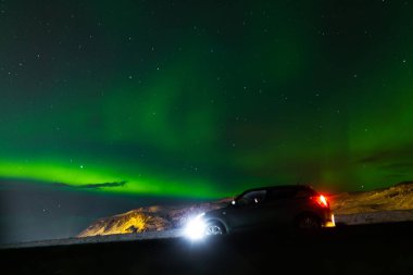 İzlanda 'nın gece gökyüzünde kuzey ışıkları. Yumuşak odaklanma. Sihirli yeşil parıltı