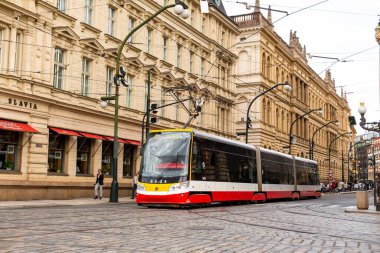 Eski Prag 'ın sokakları. Caddede kırmızı bir tramvay gidiyor. Prag / Çek Cumhuriyeti - 05.21.2019