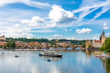 Prag şehrinin manzarası Vltava nehrinden şehrin antik mimarisine kadar uzanır. Prag / Çek Cumhuriyeti - 05.21.2019