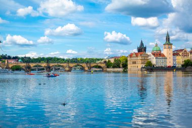 Prag şehrinin manzarası Vltava nehrinden şehrin antik mimarisine kadar uzanır. Prag / Çek Cumhuriyeti - 05.21.2019