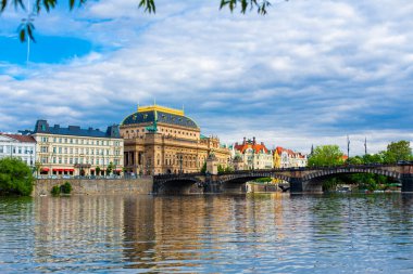 Vltava Nehri 'nden Prag' daki Ulusal Tiyatro Binası 'nın manzarası. Avrupa 'nın mimarisi. Prag / Çek Cumhuriyeti - 05.21.2019